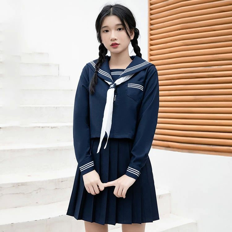 商品名おしゃれなデザイン：正統派らしい三本線デザインされた女子高生セーラー服。袖口や襟には全体の紺色と違いの白いストライプを採用され、ネクタイリボンと合わせ、女子可愛さ増え...普通の厚さで季節を問わず、一年にお使いいただけます。通学、入学式、卒業式、学院祭、修学旅行用には無論、旅行、ハロウィン、クリスマス、デート、学園祭などのイベントに大活躍の定番女子高生コスプレです。清楚な女の子コーデの完成です。素材ポリエステル生産国中国サイズ【S 】トップス丈46cm　バスト92cm　肩幅37cm　スカート丈43cm　ウェスト62-66cm【M】 トップス丈47cm　バスト96cm　肩幅38cm　スカート丈43cm　ウェスト66-70cm【L 】トップス丈48cm　バスト100cm　肩幅39cm　スカート丈43cm　ウェスト70-74cm【XL 】トップス丈49cm　バスト104cm　肩幅40cm　スカート丈43cm　ウェスト74-78cm【2XL】 トップス丈50cm　バスト108cm　肩幅41cm　スカート丈43cm　ウェスト78-82cmサイズは平置き計測となっておりますので、1-3CMの誤差が生じる場合がございます。セット内容【3点セット】ジャケット・カート・リボン注意PC環境・光の具合により、色や素材のイメージが写真と若干異なる場合がございます。モデル・写真に使用されているアクセサリー・小物は別途記載が無い限り付属いたしません。商品のサイズは、全て平置きにて外寸を測定しております。商品によっては+-0.5cm〜1cmの誤差が発生してしまう場合がございます。