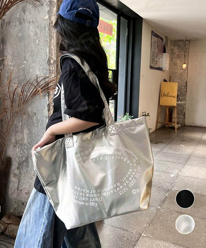 ■商品の特徴手提げバッグ 肩掛けバッグ レディース 軽いバッグ おしゃれ A4 旅行 大きめ メンズかばん カジュアルバッグ個性的なロゴが目を引く、大容量で実用的なビッグサイズトートバッグ 軽くて持ち運びしやすく、ショッピング用のエコバッグとしてもぴったり ジャケットやシャツを使ったキレイめコーデのアクセントにもおすすめ■詳細説明素材：合成皮革+ポリエステルカラー：ブラック/シルバー サイズ： 高さ:約34cm 上横幅:約50cm 底横幅:約32cm マチ:約16cm 持ち手高さ:約30cm 持ち手長さ:約67cm（調節不可、取り外し不可） ■収納について ・A4対応（22×31cm)：〇 ・ipadmini対応（19.6×13.5×0.7cm)：〇 ・長財布（10×20cm）：〇 ・二つ折り財布:〇 ・キーケース:〇 ・ペットボトル横向き（500ml）：〇 ・ペットボトル縦向き（500ml）：〇 重さ：約230g 裏地：あり 内ポケット：あり 生産国：中国■その他説明※すべて平置きサイズです（採寸方法違いより、多少の誤差がございますので、ご了承ください）。 ※海外輸入品のため、商品の細部仕様は多少異なる場合がございます。予めご了承の上、ご注文お願い致します。
