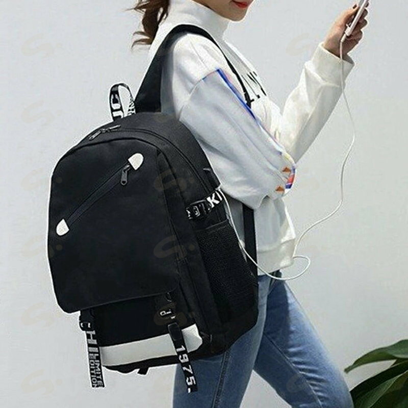 ■商品の特徴バックパック USBポート付き 多機能 修学旅行 A4サイズ収納 肩掛けバッグ ノートパソコン収納 韓国風 アウトドアユニセックスで使える大容量リュックサック USBポート&イヤホン穴も付いているのが嬉しいポイント 出張・旅行・アウトドア・通勤・通学など幅広く使用できる便利なアイテム■詳細説明素材：ナイロン+ポリエステルカラー：ブラック サイズ： 高さ:約46cm 底横幅:約28cm マチ:約15m 持ち手高さ:約6cm（調節不可、取り外し不可） ショルダー:約37-78cm（調節可、取り外し不可） 重さ：約648g 裏地：あり 内ポケット：あり 生産国：中国■その他説明※すべて平置きサイズです（採寸方法違いより、多少の誤差がございますので、ご了承ください）。 ※海外輸入品のため、商品の細部仕様は多少異なる場合がございます。予めご了承の上、ご注文お願い致します。