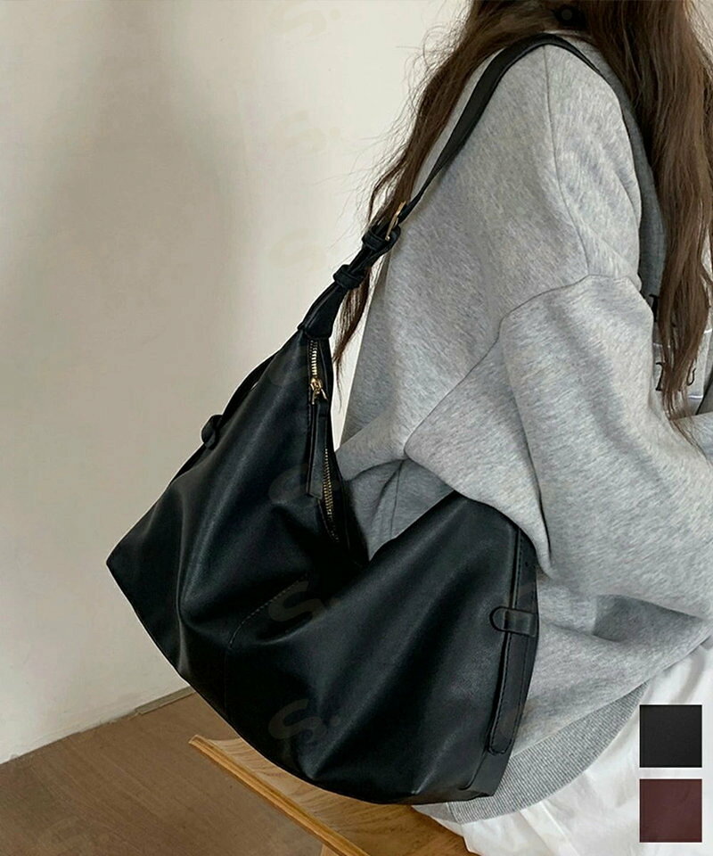 ■商品の特徴PUレザー鞄 レディース フェイクレザー 肩掛けバッグ シンプルワンショルダーバッグ オルチャン 通勤通学 軽いバッグ柔らかく落ち感のある素材が魅力のショルダーバッグ。 ジップ付きポケットで小物もすっきり整理。 長さ調節可能なベルトで肩掛け・斜めがけも自在。 デイリーの通勤・通学スタイルにぴったりな持ちやすいサイズ感。■詳細説明素材：合成皮革+ポリエステルカラー：ブラック/レッドブラウン サイズ： 高さ:約22cm 上横幅:約33cm 底横幅:約32cm マチ:約8cm ショルダー:約60-103cm（調節可、取り外し不可） ■収納について ・A4対応（22×31cm)：× ・iPadmini対応（19.6×13.5×0.7cm)：〇 ・長財布（10×20cm）：〇 ・二つ折り財布:〇 ・キーケース:〇 ・ペットボトル横向き（500ml）：〇 ・ペットボトル縦向き（500ml）：〇 重さ：約372g 裏地：あり 内ポケット：あり 生産国：中国■その他説明※すべて平置きサイズです（採寸方法違いより、多少の誤差がございますので、ご了承ください）。 ※海外輸入品のため、商品の細部仕様は多少異なる場合がございます。予めご了承の上、ご注文お願い致します。