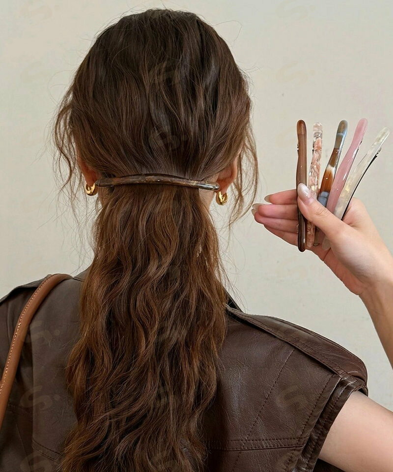 ■商品の特徴レディース ヘアアイテム 大人かわいい マーブル ヘアピン 上品 ヘアアクセ 韓国風 シンプル ヘアクリップ 通勤髪飾りシンプルで上品な印象のバレッタ。 マーブルやべっ甲風のニュアンスカラーが、さりげなく大人の魅力を引き立てる。 オフィススタイルやカジュアルコーデにも合わせやすく、まとめ髪のアクセントにぴったり。■詳細説明素材：合金+合成樹脂カラー：ブラウン/ブラウン＊マーブル調/ブルー*マルチ/アイボリー/ピンクベージュ/ピンク サイズ: 長さ:約13cm 高さ:約1.25cm 幅:約1cm 生産国：中国■その他説明※包装に関しての注意点：こちらの商品は激 安で販売しているため、化粧箱は付いていませんが、商品に傷付かないよう簡易包装で発送とさせていただきます。 ※海外輸入品のため、商品の細部仕様は多少異なる場合がございます。予めご了承の上、ご注文お願い致します。