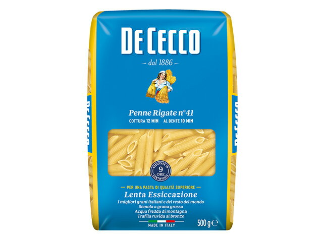 【DE CECCO】（ディチェコ）イタリアを代表するパスタメーカー「ディチェコ」。1896年の創業以来、厳選された素材を用いて高品質なパスタを作り続けています。日本でもすっかりおなじみ、不動の人気を誇ります。イタリアの家庭の常備食材は、今や世界の家庭にも欠かせない存在に。溝の入った定番のショートパスタ。どんなソースにも合わせやすく、サラダやスープの具材としても活躍します。チーズやクリームソースとの相性がとりわけよく、グラタンなどに入れても、ボリュームが出ておすすめです。ゆで時間 13分名称ペンネ原産国イタリア原材料デュラム小麦のセモリナ内容量単品：500g ケース：500g×24個保存方法湿気や直射日光を避け、冷暗所にて保存してください。賞味期限商品に記載輸入元日清フーズ株式会社配送方法常温発送[ 配送・送料についてはこちら ]