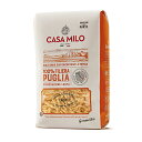 【CASA MILO（カーサミロ）】 ◆イタリアプーリア産デュラム小麦100％ カーサミロはイタリア最大の小麦の産地、南部・プーリア州に位置しています。1870年の創業以来、小規模工場で伝統的な製法にこだわってパスタを生産しており、地元契約農家のプーリア産デュラム小麦のみを使用、パスタの製造まで一貫してプーリア内で行っています。地中海性気候の肥沃な土地で育つ高たんぱくな小麦は、調理後にべたつかない美味しいパスタ生地の基になります。 ◆手打ちパスタの味わいを生み出す自家製法イタリア家庭の伝統的な手打ちパスタの形状を独自の自家製法で作り上げました。強い圧力をかけずに適度な空気を抱き込んで生地を練り上げたことにより生まれる手打ちパスタのような独特の食感をお楽しみください。 ◆低温でじっくり時間をかけてパスタを乾燥高品質なデュラム小麦の豊かな風味を保つため、低温でじっくり時間をかけてパスタを乾燥、そのパスタは小麦本来の豊かな風味と共に本物の「アルデンテ」のあるもっちりとした食感のパスタとなります。 現地ではジェノベーゼで良く食べられている北イタリア リグリア州発祥の伝統パスタです。トマト・キノコ・魚介系とも相性良く、様々なソースでお召し上がりいただけます。ゆで時間10-12分 名称マカロニ原産国イタリア原材料デュラム小麦セモリナ内容量500g保存方法冷暗所に保存賞味期限商品に記載輸入元株式会社野澤組配送方法常温発送[ 配送・送料についてはこちら ]