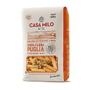 【CASA MILO（カーサミロ）】 ◆イタリアプーリア産デュラム小麦100％ カーサミロはイタリア最大の小麦の産地、南部・プーリア州に位置しています。1870年の創業以来、小規模工場で伝統的な製法にこだわってパスタを生産しており、地元契約農家のプーリア産デュラム小麦のみを使用、パスタの製造まで一貫してプーリア内で行っています。地中海性気候の肥沃な土地で育つ高たんぱくな小麦は、調理後にべたつかない美味しいパスタ生地の基になります。 ◆手打ちパスタの味わいを生み出す自家製法イタリア家庭の伝統的な手打ちパスタの形状を独自の自家製法で作り上げました。強い圧力をかけずに適度な空気を抱き込んで生地を練り上げたことにより生まれる手打ちパスタのような独特の食感をお楽しみください。 ◆低温でじっくり時間をかけてパスタを乾燥高品質なデュラム小麦の豊かな風味を保つため、低温でじっくり時間をかけてパスタを乾燥、そのパスタは小麦本来の豊かな風味と共に本物の「アルデンテ」のあるもっちりとした食感のパスタとなります。 "ペン先"形状で筒状のパスタ。表面の筋とざらざらとした質感でソースに絡みやすく、チーズ・トマト・ミートソースなど濃厚なソースと相性が良いパスタです。ゆで時間10-12分 名称マカロニ原産国イタリア原材料デュラム小麦セモリナ内容量500g保存方法冷暗所に保存賞味期限商品に記載輸入元株式会社野澤組配送方法常温発送[ 配送・送料についてはこちら ]