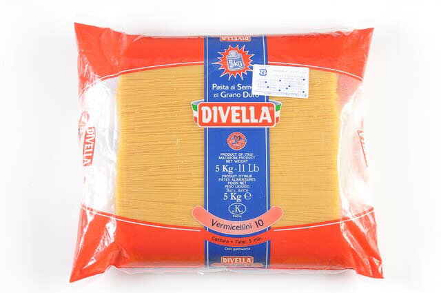 【DIVELLA】（ディベッラ） ディヴェッラ社は1890年、南イタリアのプーリア州で創業した製粉工場でありパスタメーカーです。 製品に使用している小麦は、南イタリア産の小麦を約70%、残りはアメリカやオーストラリアからの輸入小麦を使用しています。イタリア国内産100%ではどうしても出すことのできないコシを、アメリカやオーストラリア産の小麦を若干量混ぜることで、絶妙に高めることができるのです。 お得な大容量5Kg入り。「ヴェルミチェッリーニ」はナポリでよく用いられる呼び名。メーカーによりますが、ディヴェラでは「スパゲッティーニ」よりもさらに少し細め。どんなソースとも相性がよく、ムラなく絡ませる事が出来るやや細めのパスタです。味も芳醇かつ繊細で、どなたの口にも合う本場イタリアならではの風味を楽しめます。ご家庭にも料理のプロにも広くお薦め出来るパスタと言えます。 太さ 1.4mm ゆで時間 約5分名称ヴェルミチェッリーニ原産国イタリア原材料デュラムセモリナ内容量5kg保存方法25度以下の清潔で乾燥した場所で保管賞味期限商品に記載輸入元（株）メモス配送方法常温発送[ 配送・送料についてはこちら ]