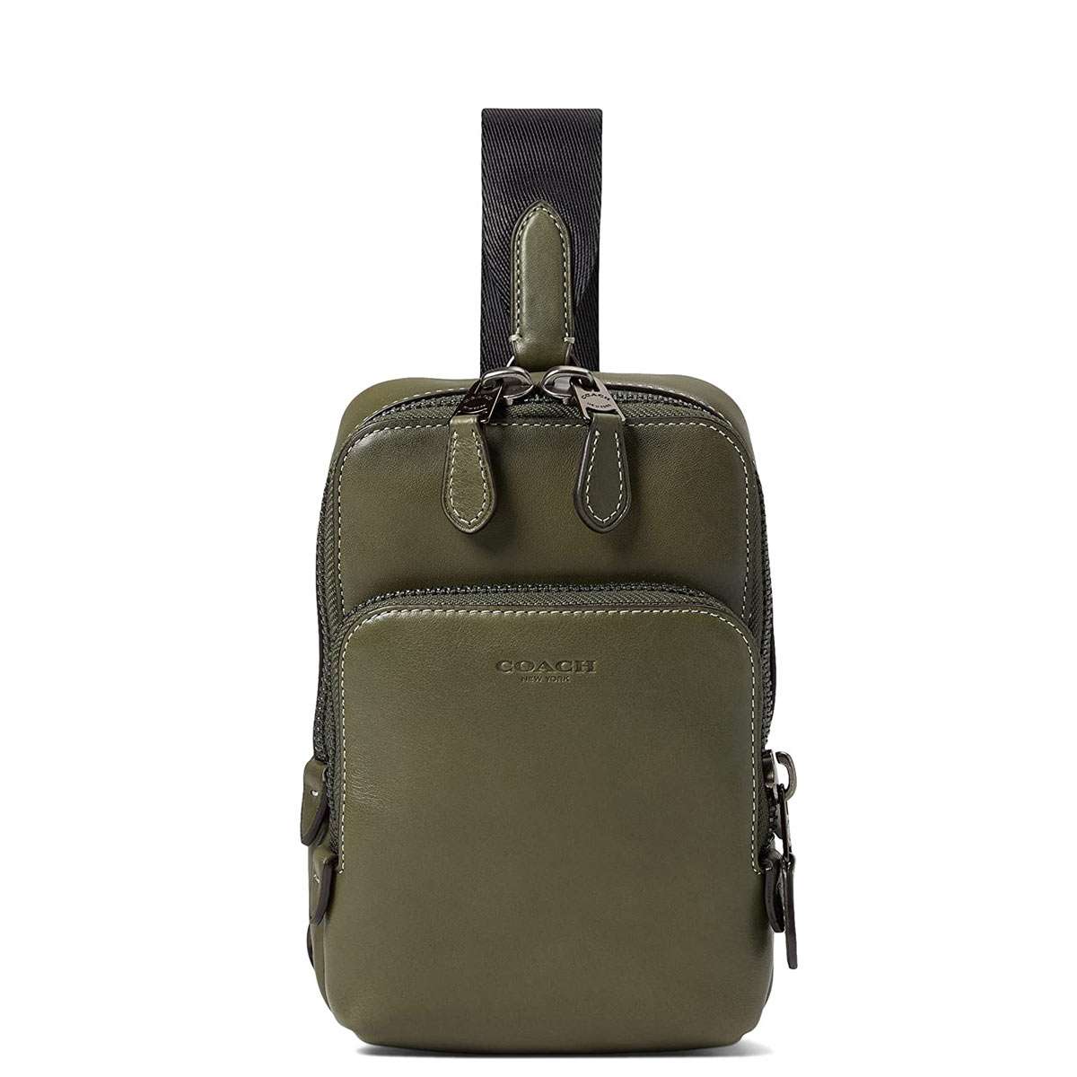 Coach コーチゴッサム スリング パック 13「シンプルで上質、丈夫で長持ち」で有名なUS高級ブランド。Gothamは、その名の由来である都市のように個性的なバッグで、ビジネスを意味する洗練された合理的なスタイルです。コンパクトなスポーツレザーのスリングパック13は、外側に整理しやすいジッパーポケットがあり、内側は電話、カード、鍵などの小さな必需品を収納できるオープンスペースになっています。調節可能なストラップを使えば、ショルダーバッグやクロスボディバッグとして使うこともできます。● 商品名ゴッサム スリング パック 13Gotham Sling Pack 13● カラーArmy Green● サイズ・横(約)12.7cm x 高さ(約)21cm x 幅(約)7cm・ショルダーバッグやクロスボディバッグとして使用できる、ドロップ(約)48cmの調節可能なストラップ● 素材Sport calf leather ●商品詳細 ・内側に多機能ポケット・ファスナー開閉式、ファブリックライニング・外側にジップポケット1941年にNYで開業した老舗ブランドコーチの名前の由来は乗り物を意味しており、馬車の代名詞であったハンガリーのコーチ (Kocs) という都市名からきています。大事なものを運ぶ際に使って欲しいという創始者の製品への想いが込められているそうです。偽物・コピー商品にご注意！ 世界の人気ブランドは偽物・コピー商品の生産も盛んです。激安価格や偽公式サイトにはご注意ください。 当店の商品は『 100% 正規品保障！ 』です。安心してお買い物をお楽しみください。COACH (コーチ)⇒　ブランドページはこちらから