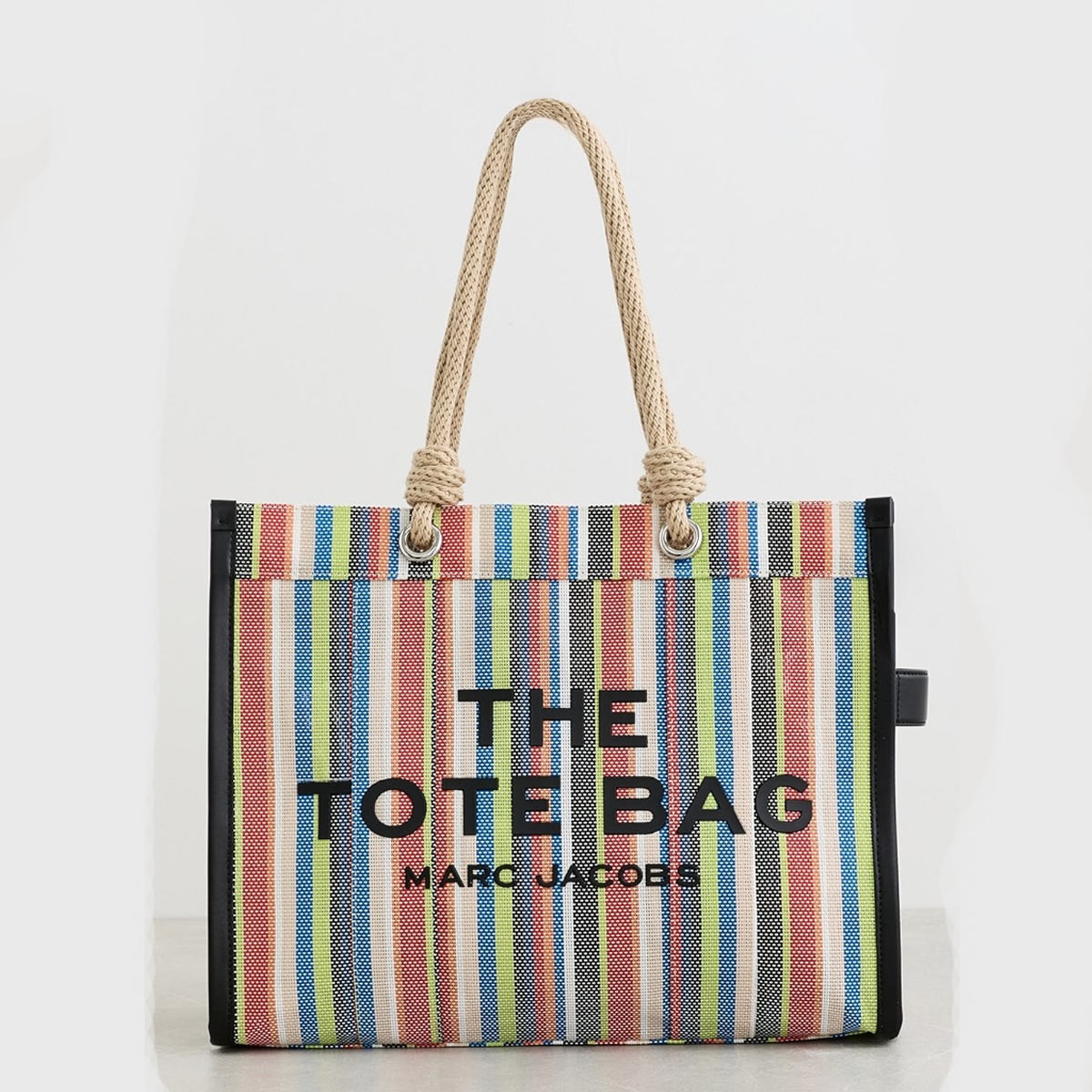マークジェイコブスThe Stripe Mesh Large Tote Bag天才といわれるマーク ジェイコブスは世界中にファンを持ち、常に流行の最先端に存在し、新しいものを提案し続ける、近年まれにみるブランドです。実用的でありながら、洗練されたデザイン。ビーチにもぴったりなこのバッグは、毎日を特別にしてくれます。このアイコニックなトートはマークのアーカイブから着想を得ており、ちょっとした用事以上の用途に活躍します。レインボーストライプのメッシュ素材にレザーのトリムとディテールを組み合わせています。結び目のあるロープハンドルで持ち運びも簡単。トップジップクロージャーで中身を安全に保ち、内側にはジップポケット1つとスリップポケット2つを備えています。商品名 ザ ストライプ メッシュ ラージ トート バッグカラーRed Multi サイズ約42cm(横)×約17cm(マチ)×約34cm(縦)、ハンドルドロップ約60cm 素材Mesh 商品詳細ジップクロージャー、ノットロープトップハンドル、内側ジップポケット、内側スリップポケット×2 天才！奇才！マーク ジェイコブスとは？「ルイ・ヴィトン」のアーティスティック・デザイナーも勤め、数多くの賞を受賞してきたデザイナー、マーク・ジェイコブスの名を冠したブランド「MARC JACOBS（マーク ジェイコブス）」は1986年アメリカで設立しました。音楽や芸術、様々な物からインスピレーションを受けたデザインは、鮮やかな色使いとキャッチ?な印象を持ちつつ、気品を失わないデザインが人気です。偽物・コピー商品にご注意 世界の人気ブランドに成長したトリーバーチですが、残念なことに偽物・コピー商品の生産も盛んです。激安価格や偽公式サイトにはご注意ください。 当店の商品は『 100% 正規品保障！ 』です。安心してお買い物をお楽しみください。MARC JACOBS ( マーク ジェイコブス )⇒　ブランドページはこちらから