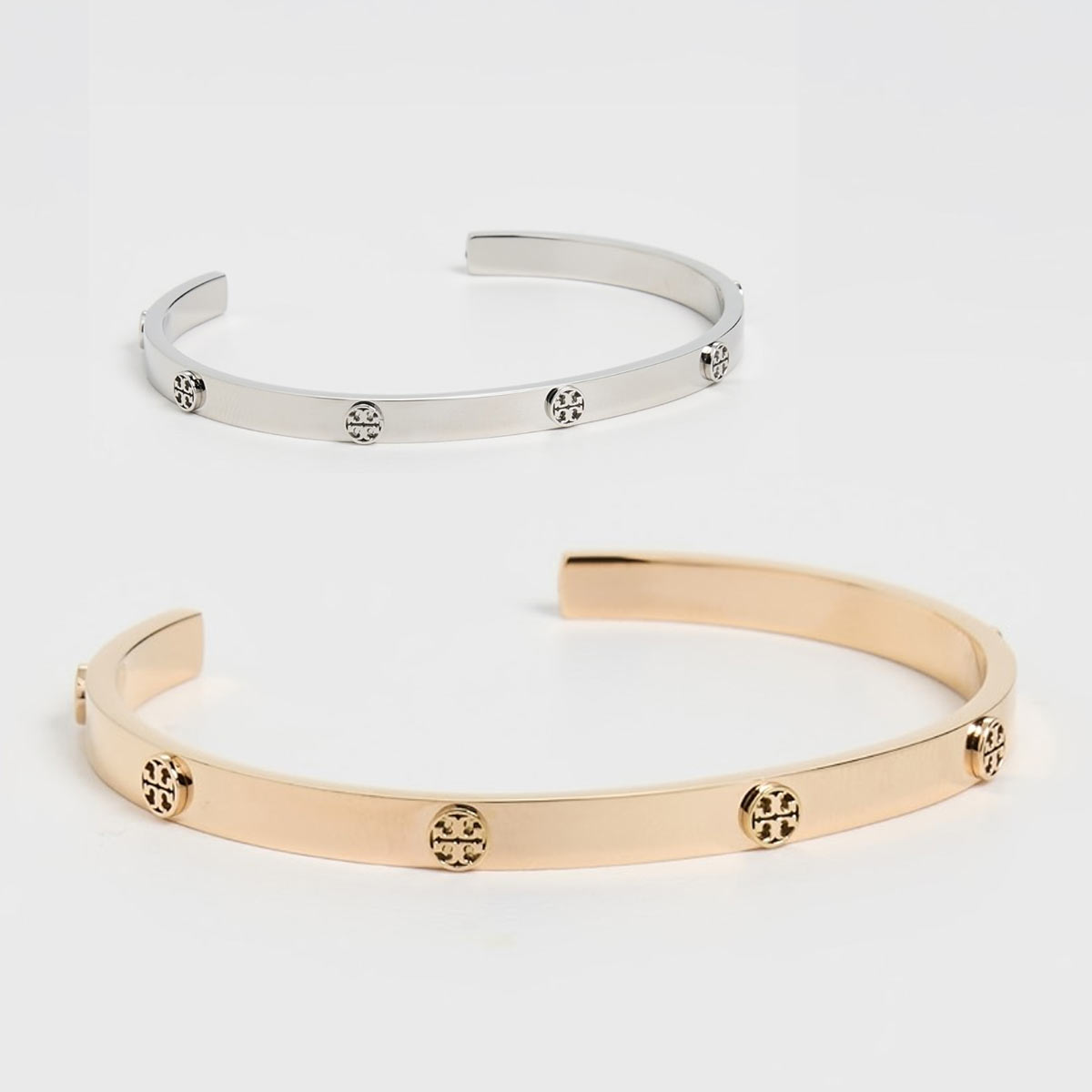 トリーバーチICON STUD CUFF 世界中のセレブに根強いファンをもつトリーバーチはさりげないラグジュアリーを提案するライフスタイルブランドです。象徴的なダブルTに着想を得た、力強さ・シンメトリー・タイムレスなスタイルを象徴するデザイン。アイコン スタッド カフは、クラシックなブレスレットにグラフィックなスタッズをあしらった一本。重ね付けにも単品使いにも最適です。商品名 アイコン スタッド カフカラー全2カラー(Tory Gold, Tory Silver) サイズバンド幅：約0.45cm、Mサイズ 内径：約5cm × 約5.9cm 素材Stainless steel 商品詳細ニッケルフリー TORY BURCH の販売実績10年以上！トリーバーチは2004年にNYで創業、弊社バイヤーの提案により販売を開始したのも2004年。当時、日本での知名度はまったくありませんでした。創業当初より、品質の高さとファッション性を兼ね備えた、「上品なラグジュアリー」を提案できるブランドです。偽物・コピー商品にご注意 世界の人気ブランドに成長したトリーバーチですが、残念なことに偽物・コピー商品の生産も盛んです。激安価格や偽公式サイトにはご注意ください。 当店の商品は『 100% 正規品保障！ 』です。安心してお買い物をお楽しみください。TORY BURCH （トリーバーチ）⇒　ブランドページはこちらから