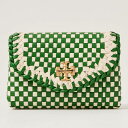 Tory Burch トリーバーチキラ ウーブン フラップ カードケース 世界中のセレブに根強いファンをもつトリーバーチはさりげないラグジュアリーを提案するライフスタイルブランドです。編み込みのカフェチェアにインスパイアされたキラ・フラップ・カードケースは、手編みのグラフィック・レザーにホイップステッチのディテールを施しています。ミニバッグにも入れやすいサイズで、シックなエンベロープエッジと面取りされたダブルT金具が特徴です。● 商品名キラ ウーブン フラップ カードケースKIRA WOVEN FLAP CARD CASE● カラーBasil● サイズ・高さ(約)7.6cm x 横(約)11.7cm● 素材Woven leather ●商品詳細 ・ピンスナップクロージャー・前面カードスロット×1、背面カードスロット×1TORY BURCH の販売実績10年以上！トリーバーチは2004年にNYで創業、弊社バイヤーの提案により販売を開始したのも2004年。当時、日本での知名度はまったくありませんでした。創業当初より、品質の高さとファッション性を兼ね備えた、「上品なラグジュアリー」を提案できるブランドです。偽物・コピー商品にご注意 世界の人気ブランドに成長したトリーバーチですが、残念なことに偽物・コピー商品の生産も盛んです。激安価格や偽公式サイトにはご注意ください。 当店の商品は『 100% 正規品保障！ 』です。安心してお買い物をお楽しみください。TORY BURCH （トリーバーチ）⇒　ブランドページはこちらから