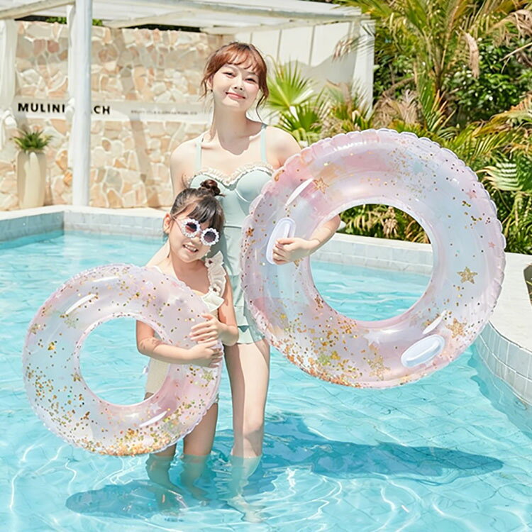 【商品コード】:y497959 【材質】：PVC 【カラー】：写真色（取手なし、 取手付き） 【サイズ】：約 ※60#：■空気入れ前：直径（外側/内側）53/18cm ■空気入れ後：直径（外側/内側）50/22cm ■適応体重：10-25kg ※70#：■空気入れ前：直径（外側/内側）63/21cm ■空気入れ後：直径（外側/内側）58/26cm ■適応体重：20-35kg ※80#：■空気入れ前：直径（外側/内側）73/25cm ■空気入れ後：直径（外側/内側）66/30cm ■適応体重：35-47.5kg ※90#：■空気入れ前：直径（外側/内側）83/29cm ■空気入れ後：直径（外側/内側）75/35cm ■適応体重：47.5-75kg ※100#：■空気入れ前：直径（外側/内側）93/31cm ■空気入れ後：直径（外側/内側）80/38cm ■適応体重：65-80kg 【注意事項】: ※平置き素人採寸ですので多少の誤差はご容赦下さい。 ※モニタ環境によって、商品の色合いが多少違う場合があります。 ※少々匂いがありますが、置いたままで2-3日くらいになくなりますので、ご安心ください。 ※発送時も簡易梱包の為、お受け取り時にたたみ皺が有ると思いますが、ご了承ください。 ※形や色、サイズ等、商品の仕様は都合により予告なく変更することがございます。ご理解いただきたくお願い申し上げます。完璧をお求めの方はご購入をお控えください。 ※万一在庫切れの場合はご了承ください。 【ガイド】 ※人気の浮き輪：O型タイプで、穴の部分に身体を入れたり、上から乗ったりして使用します。浮き力が十分ので、心配なりません。美しくスタイリッシュて、理想的な水用アウトスポーツ用品です。夏はかわいい浮き輪に乗って写真を撮ったり、アップすると、いつもと違う夏の雰囲気が期待できます。 ※優れた素材：丈夫で破れにくいPVC素材で作られている為、ビーチで引きずっても破れる心配はありませんよ♪耐久性もよく長時間使用しても色褪せません。 ※使い勝手：空気を入れるタイプの浮き輪なので、コンパクトで持ち運びは便利、旅行にも最適です。プール、海水浴、水泳練習などの夏場のシーンで大活躍！長時間使用しない場合、必ず乾して保管してください。空気を入れすぎないように注意してください。そうしないと、浮き輪が耐えられず空気が漏れてしまいます。 ※遊具となり、救命用ではございませんので、ご使用の際はお子様からお目を離さないようにお願い致します。 ※PVC素材の特性上、初期不良/空気漏れがある場合、未使用の商品のみご連絡頂ければ対応できます。 ※ご使用前に必ず空気をいれ、空気漏れがおきないか確認を行ったうえでご使用下さい。 ※空気いれは付属しておりません。【商品コード】:y497959 【材質】：PVC 【カラー】：写真色（取手なし、 取手付き） 【サイズ】：約 ※60#：■空気入れ前：直径（外側/内側）53/18cm ■空気入れ後：直径（外側/内側）50/22cm ■適応体重：10-25kg ※70#：■空気入れ前：直径（外側/内側）63/21cm ■空気入れ後：直径（外側/内側）58/26cm ■適応体重：20-35kg ※80#：■空気入れ前：直径（外側/内側）73/25cm ■空気入れ後：直径（外側/内側）66/30cm ■適応体重：35-47.5kg ※90#：■空気入れ前：直径（外側/内側）83/29cm ■空気入れ後：直径（外側/内側）75/35cm ■適応体重：47.5-75kg ※100#：■空気入れ前：直径（外側/内側）93/31cm ■空気入れ後：直径（外側/内側）80/38cm ■適応体重：65-80kg 【注意事項】: ※平置き素人採寸ですので多少の誤差はご容赦下さい。 ※モニタ環境によって、商品の色合いが多少違う場合があります。 ※少々匂いがありますが、置いたままで2-3日くらいになくなりますので、ご安心ください。 ※発送時も簡易梱包の為、お受け取り時にたたみ皺が有ると思いますが、ご了承ください。 ※形や色、サイズ等、商品の仕様は都合により予告なく変更することがございます。ご理解いただきたくお願い申し上げます。完璧をお求めの方はご購入をお控えください。 ※万一在庫切れの場合はご了承ください。 【ガイド】 ※人気の浮き輪：O型タイプで、穴の部分に身体を入れたり、上から乗ったりして使用します。浮き力が十分ので、心配なりません。美しくスタイリッシュて、理想的な水用アウトスポーツ用品です。夏はかわいい浮き輪に乗って写真を撮ったり、アップすると、いつもと違う夏の雰囲気が期待できます。 ※優れた素材：丈夫で破れにくいPVC素材で作られている為、ビーチで引きずっても破れる心配はありませんよ♪耐久性もよく長時間使用しても色褪せません。 ※使い勝手：空気を入れるタイプの浮き輪なので、コンパクトで持ち運びは便利、旅行にも最適です。プール、海水浴、水泳練習などの夏場のシーンで大活躍！長時間使用しない場合、必ず乾して保管してください。空気を入れすぎないように注意してください。そうしないと、浮き輪が耐えられず空気が漏れてしまいます。 ※遊具となり、救命用ではございませんので、ご使用の際はお子様からお目を離さないようにお願い致します。 ※PVC素材の特性上、初期不良/空気漏れがある場合、未使用の商品のみご連絡頂ければ対応できます。 ※ご使用前に必ず空気をいれ、空気漏れがおきないか確認を行ったうえでご使用下さい。 ※空気いれは付属しておりません。