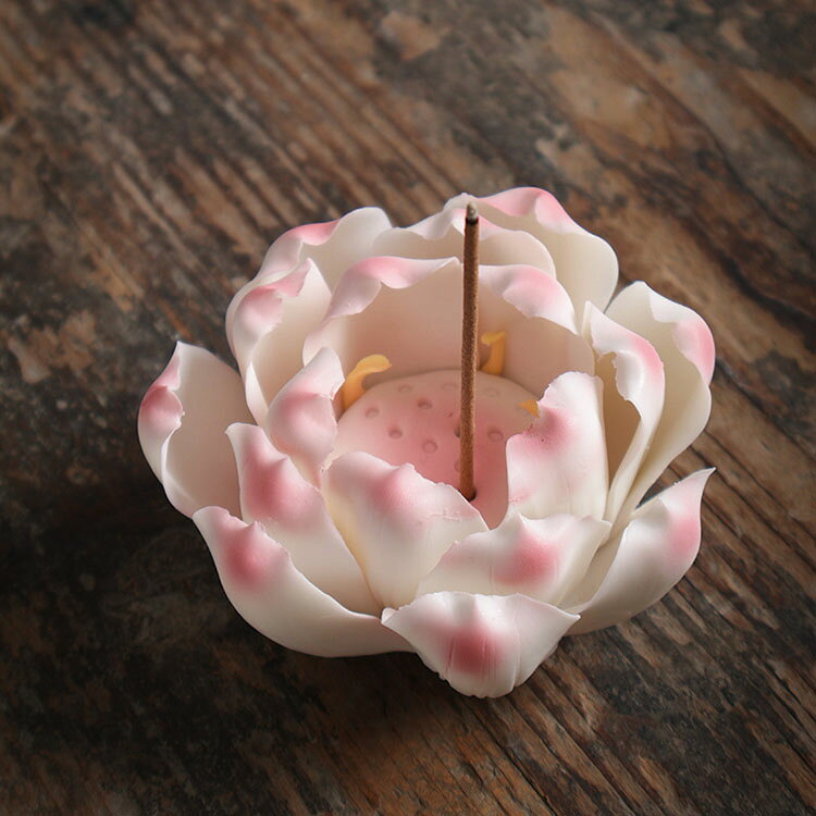 lanmanyaの【送料無料】美しい蓮の花 お香 線香立て 蓮 蓮華 お香立て 蓮の花 香立 香差し お香置き 置物 陶磁器 ハンドメイド 花のオブジェ インテリア 鎮紙 文房具 茶道具 茶遊 雑貨 工芸品 縁起物 母の日 風水 開運 誕生日 贈り物 癒し ストレス解消 3サイズから選べます｜アングル2