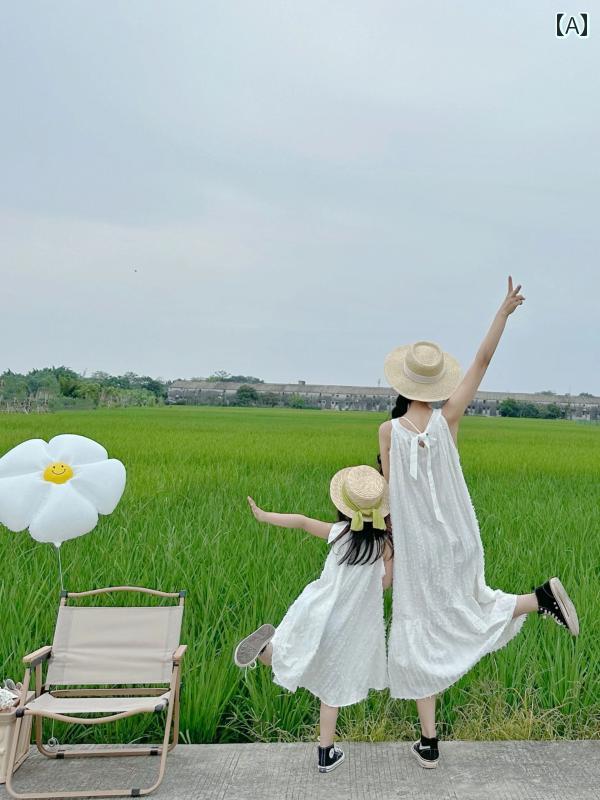 お揃い ファッション コーデ ペアルック カジュアル ネットの 親子 コーデ 母 娘 ドレス 夏 白 スカート 街を 賑わせる 2025 海辺の