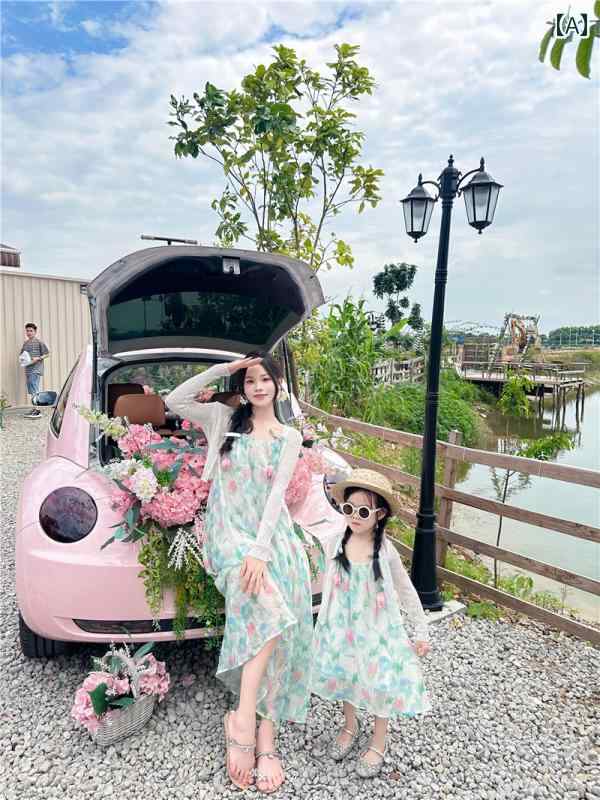 お揃い ファッション コーデ ペアルック カジュアル 男の子と 女の子 親子の 夏の 高級 海辺の ビーチ ..