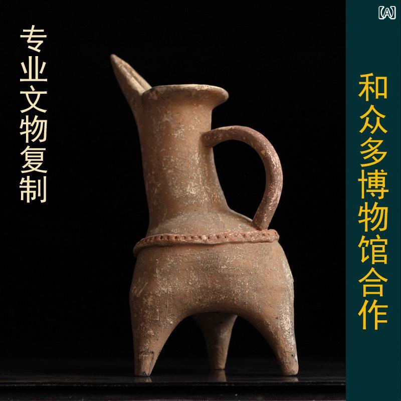 アンティーク 雑貨 飾り 新 石器 時代の アンティーク 陶器 陶器の 三脚 鷲の レトロ ホテルの 棚の 装..