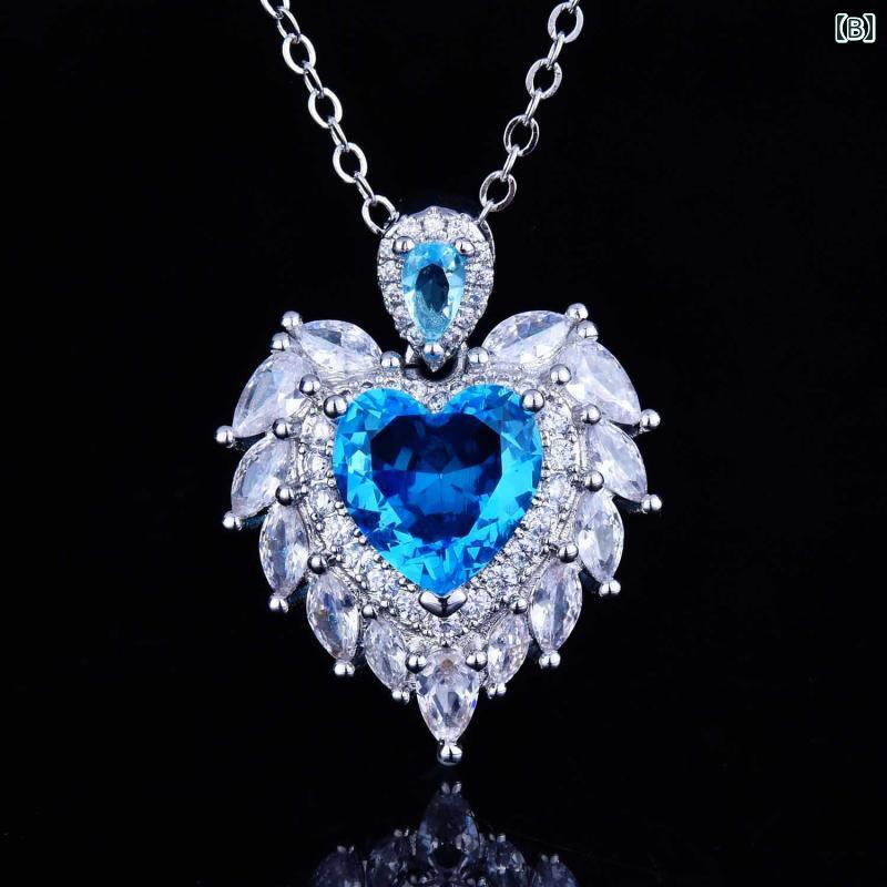 キッズ用 かわいい ネックレス 子供の ネックレス 宝石 クリスタルラインストーン ガール プリンセス ジュエリー 少女は ペンダント ジュエリーの おもちゃを 着ています