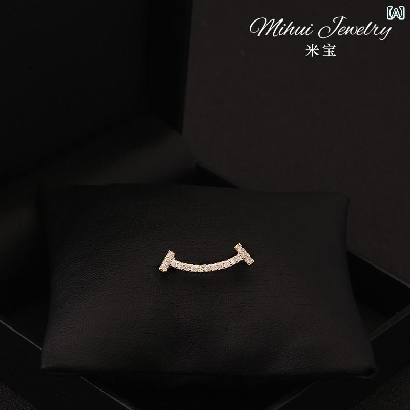 ブローチ ワンポイント コサージュ かわいい 笑顔の シャツ 襟 ミニ 露出 防止 固定 小さい ピン Vネック アクセサリー シンプルで な ブローチ