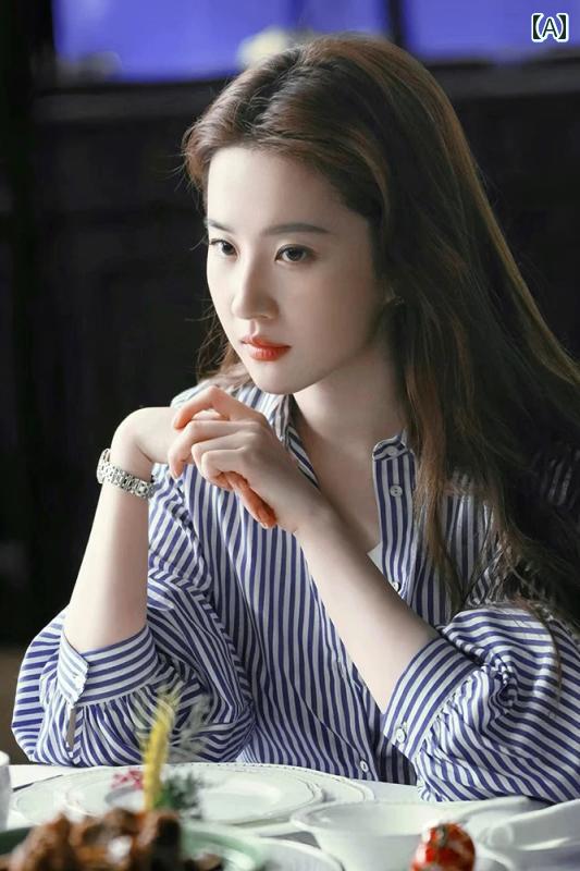 ストライプ シャツ レディース ローズ ストーリーの リウ イー フェイと ホアン メイは 同じ 青と 白の..