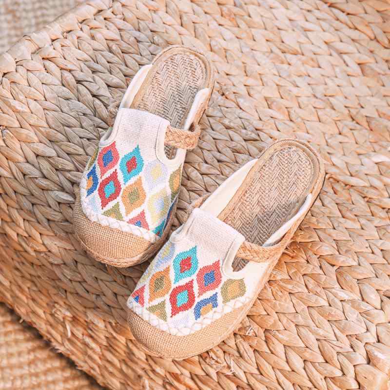 Ballet Shoes - クジャク柄 十字刺繍 つま先カバー 布製 室内用 スリッパ 軽量 快適 履き心地 通年使用 かわいい デザイン 女性用