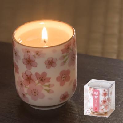 商品説明サイズ本体サイズ:φ48×H60mm箱サイズ:W50×L50×H60mm 燃焼時間約9時間 メーカーカメヤマローソク備考故人の好物シリーズ※メール便不可商品です。ミニサイズのお仏壇にも合う、ひとまわり小さな桜茶キャンドル。 華やかな桜柄の湯飲みの中で、桜がふんわりと花びらを広げ、火を灯すと桜の香りをお楽しみ頂けます。 本体サイズ：φ48×H60mm 箱サイズ：W50×L50×H60mm 燃焼時間：約9時間 メーカー：カメヤマローソク【好物キャンドル】 香り：桜の香り 【故人の好物シリーズ】 ※各画像をクリックで商品ページへ