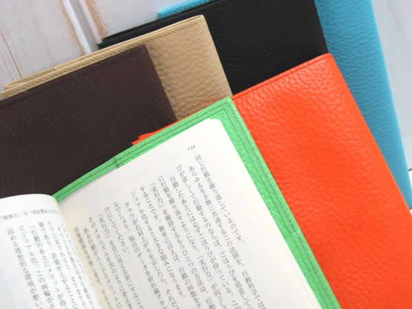 サイズ：（本体折りたたみ時）190×125×10mm 材質：外側→牛革（型押し）内側→レーヨン 文庫サイズ カラフルなレザー製ブックカバーで おしゃれ度アップ♪♪カラフル本革　ブックカバー　文庫サイズ 使えば使うほど手に馴染む高級牛革を使用...
