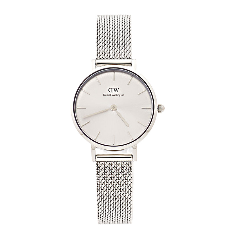 商品情報品番DW00100464カラー文字盤　シルバーバンドカラー　シルバーケース　シルバーケースH約28mm x W約28mm x D約6mm(リューズ除く)バンド幅12mm幅素　材風防素材　ミネラルガラスケース　ステンレススチール（316L）ベルト　ステンレススチール（316L）駆動方式日本製クォーツムーブメントブランドDanielWellington(ダニエルウェリントン)機能日常生活防水3ATM（雨などに耐えられる防水性）付属品専用箱注意事項・モニター発色により色合いが異なる場合があります。・本商品は並行輸入品のため、説明書等は英語表記のものが付属しております。・大変好評のため、売れ違いになる可能性がございます、あらかじめご了承ください。Daniel Wellington 腕時計 DW00100464　ダニエルウェリントン　PETITE UNITONE 28MM 　クォーツ レディース　シルバーフェイス　シルバーケース　メッシュベルト　アナログ　スポーティ　ユニセックス　記念日　プレゼント 並行輸入品 スウェーデン発の腕時計ブランド、Daniel Wellingtonが入荷しました。 Daniel Wellington 腕時計　 DW00100464　Petite Unitone は、シームレスにマッチするシルバーメッシュストラップと時計の文字盤が特徴です。 ポリッシュ仕上げのステンレススティール製の繊細なステートメントの一品です。 シーンを選ばないタイムピースです。プレゼントにもおすすめです。【ブランド紹介】DanielWellington(ダニエルウェリントン)は2011年に設立されたスウェーデン発の腕時計ブランドです。アメリカやスウェーデン、ノルウェーなど世界80カ国で展開されており、2014年に日本に上陸しました。設立わずか2年間で売上本数1億5,000万本を突破し、世界各国で高い評価を得て人気を確立したブランドです。北欧ならではのスタイリッシュでエレガントなデザインで、不要な機能を排除したシンプルな仕上りになっています。ユニークでありながら流行に左右されないスタイルが、世代や性別を超えて人気を集めており、ミニマムな機能美で現代のトレンドをリードしている北欧ブランドです。 6