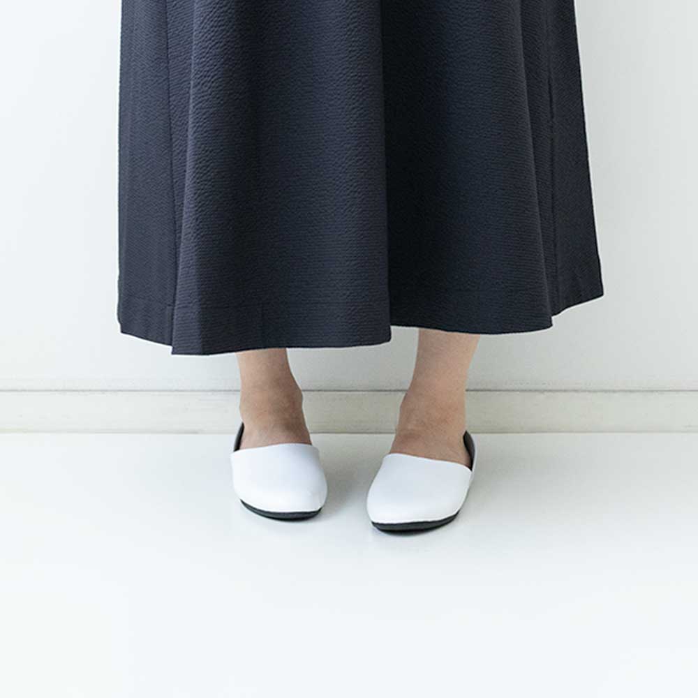 深めの甲で包み込むような履き心地が良いフラットシューズ。 シンプルなデザインはデイリーに使いやすく、疲れにくいローヒールも嬉しいポイントです。柔らかな素材なので心地よく、もちろんソックスやタイツとの相性も抜群です。クッション性の高いインソールも履きやすく、 長時間の歩行も楽ちんに。パンツやスカートとも合わせやすく、カジュアルからキレイめまで幅広いスタイルに活躍してくれます。コストパフォーマンスも魅力的です。 col：blanc、noir 素材：（アッパー）合成皮革（ソール）ゴム サイズ：37（約23.5cm）/38（約24cm）/39（約24.5cm） made in france 着用サイズ：37（モデル155cm） ※LASQ store 楽天市場店では、実店舗と在庫を共有しています。 　在庫管理には注力していますが、やむを得ず売れ違い等生じる 　場合がございます。 　予め、ご理解・ご了承のほどお願いいたします。 ・ご注意：モニターの発色の具合により、実際のものと色が異なる場合がございます。