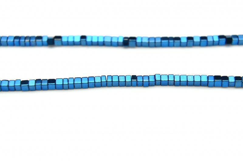 石についてヘマタイト ( hematite ) は 、 和名 を 赤鉄鉱 ( せきてっこう ) といい、 黒色 、 黒灰色 、 赤褐色 などが 美しい 天然石 です。 六方晶系 に 属し モース硬度 5 〜 6.5 の 鉱石 です。 運動能力 、 持久力 を 高め 古くから 血液 に 対しても 良い 効果 を 持つとされる ヒーリング ストーン です。 主 な 産地 は イギリス 、 イタリア など。 クラスター 、 セージ 、太陽光浴 、 月光浴 による 浄化 が おすすめ 。 ブレスレット など アクセサリー として 常 に 身につけて おきたい パワーストーン です。材質ヘマタイトサイズ1x1mm特徴・意味ヘマタイトは酸化鉄の鉱物で、鉱石には、時折少量の二酸化チタンを含有します。ヘマタイトは結晶を磨り潰すと赤くなる性質を持つ為、古くから血液に対して良い効果を持つと信じられてきました。古代ローマでは止血効果が高いと信じられていたようで、戦場に赴く際にこの石を体にこすりつける事で軍神マルスの加護が得られ、怪我をしても生きて帰れると信じられていました。ヘマタイトは身に着ける人の血液に力を与えるエネルギーを持ちます。赤血球の働きを活性化し、全身への酸素供給量が高まる事から、運動能力を高める効果や肉体労働をされている方には持久力を高める効果を持ちます。ネックレス等として首につける事で、脳の酸素活用をしやすくし、頭が冴えたり眠気を防いだりする効果も多少あるようです。