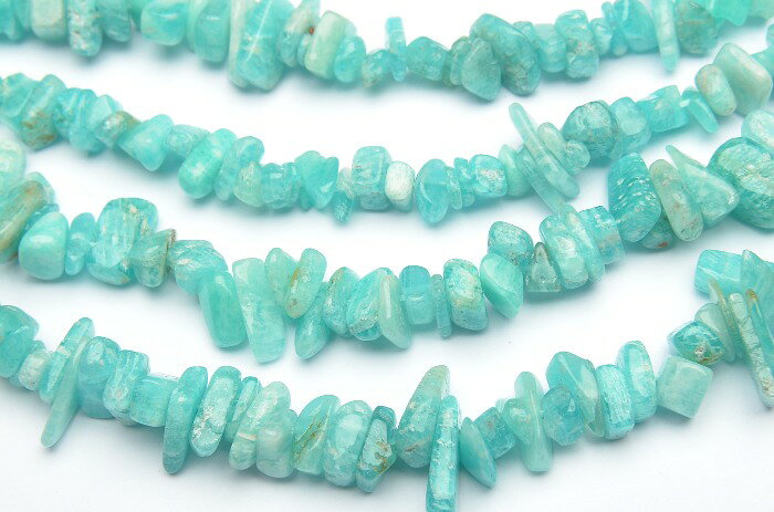 石についてアマゾナイト ( amazonaite ) は 、 和名 を 天河石 ( てんがせき ) といい、 青色 、 空青色 、 青緑色 、 緑色 の 美しい 天然石 です。 三斜晶系 に 属し 、 微斜長石 ( マイクロリン ) という 正式名称 を持つ 鉱物 です。 モース硬度 は 6 〜 6.5 。 希望の石 、 ホープストーン とも 呼ばれ 明るい 希望 に 満ちた エネルギー を 持つ ヒーリング ストーン です 。 クラスター 、 セージ 、 太陽光 、 月光浴 、 浴水 による 浄化 が おすすめ 。 ブレスレット など アクセサリー として 常 に 身につけて おきたい パワーストーン です。材質アマゾナイト 濃色 4x8mmサイズ4x8mm特徴・意味さざれタイプのビーズです。活用度の高いさざれビーズなので、この機会に是非。アマゾナイトはマイクロクリン（微斜長石）という石の一つで、空色もしくは青緑色の美しい色をしており、表面には筋状の模様を観察することができます。英名はブラジルのアマゾン川に由来していますが、その流域では産出せず、アマゾン川流域で採れる色のよく似た石で、アマゾナイトと呼ばれていたものに由来しているようです。和名の天河石は、夜空のあまのがわに由来していると思われます。心を和ませてくれるような美しくやわらかな印象を与えるこの石は、あまのがわの底にある砂利や砂粒、またそれらを意味する星々に例えられたのかもしれません。　 この石の美しい青緑色は、形成成分に含まれる鉛イオンが青緑色以外の光を多く吸収するため、残された青緑色の光が見ている人の目に返ってきていることによります。表面はガラス光沢か真珠光沢を放っており、四角柱状の結晶体で産出することが一般的です。透明な固体は少なくほとんどが不透明で、ヒスイにも似た固体があり、それらはアマゾンジェードとも呼ばれています。ヒスイの代用品として使われたこともあるようです。　 古代エジプトやメソポタミアでは宝石として珍重されていたアマゾナイトですが、透明度が高く美しい色合いの宝石が一般的となった現代では、宝石として加工されることはほとんどなくなりました。アマゾナイトの多くは、石の表面を研磨し美しい輝きと模様を楽しむことができるカボションカットを施し、アクセサリーとして利用されています。それらは青緑色に規則的な白色の筋状模様が入った、とても魅力的な仕上がりとなります。