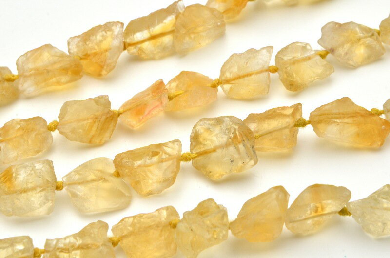 石についてシトリン ( citrine ) は 、 和名 を 黄水晶 ( きずいしょう ) といい 明るい 黄色 と 透明感 の 美しい 天然石 です。 六方晶系 に 属し ガラス光沢 を 持つ 鉱物 です。 モース硬度 は 7 。 古く から 商売繁盛 と 富 を もたらす 幸運の石 として 大切 にされてきた ヒーリング ストーン です 。 主 な 産地 は ブラジル 、 インド 、 チリ など。 クラスター 、 セージ 、月光浴 、 浴水 による 浄化 が おすすめ 。 11月 誕生石 。ブレスレット など アクセサリー として 常 に 身につけて おきたい パワーストーン です。材質シトリン 原石タンブル 特徴・意味クリア〜イエローの色合いが美しいラフロックのシトリン。氷砂糖のような見た目が可愛らしく人気です。天然の為、形が不揃いでばらつきがあります。