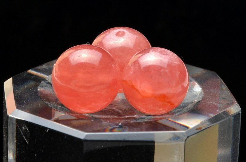 石についてインカローズ ( incarose ) は 、 和名 を 菱マンガン鉱 といい 、 ピンク の 美しい 色合い と カット すると 現れる 薔薇 の 花 を 思わせる 模様 が 特徴 の 天然石 です 。 正式名称 は ロードクロ...