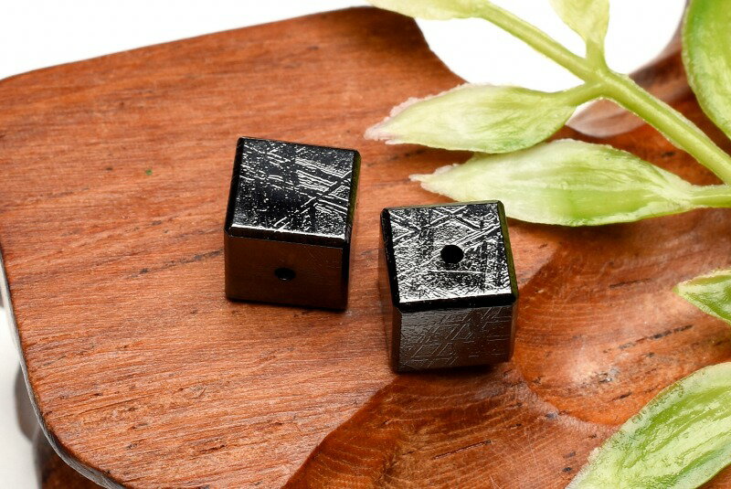 Rakuten - ギベオン　6mm　ブラック キューブ型 一粒売り ビーズ アクセサリー _T623-6 高品質アイテム