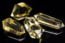 材質シトリン 80-89g 重さ約80-89g特徴・意味クラックの部分の虹が美しいポリッシュタイプ(磨き)のシトリンです。※加熱加工されています。シトリンはクォーツ「石英」グループの透明結晶石中で、 色の濃淡に関わらず、黄色の水晶の事を指します。水晶は色々な成分が混じることで色を持つ水晶へ変化します。アメジスト、ローズクォーツなどが水晶の変色種であり、シトリンもその中の1つです。本来は無色透明な水晶に、鉄イオンが含まれることで「黄色」に変化しますが、天然で生まれることは稀であり、市販されているシトリンのほとんどはアメジストに加工を施したものです。稀に天然の黄色を持ったシトリンがありますが、非常に希少です。
