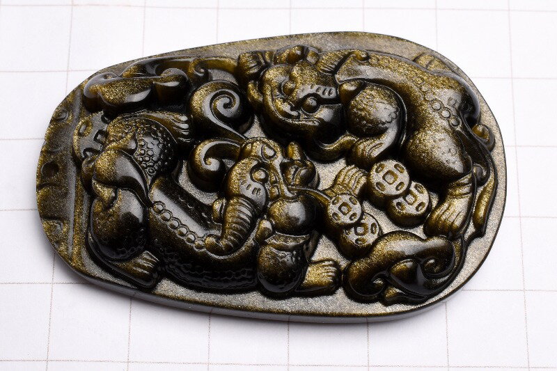 素晴らしい輝き！ ゴールデンオブシディアン　57-59x37-39mm　貔貅 彫刻プレート 天然石 パワーストーン ルース(トップ穴あき) アクセサリー _PR3275