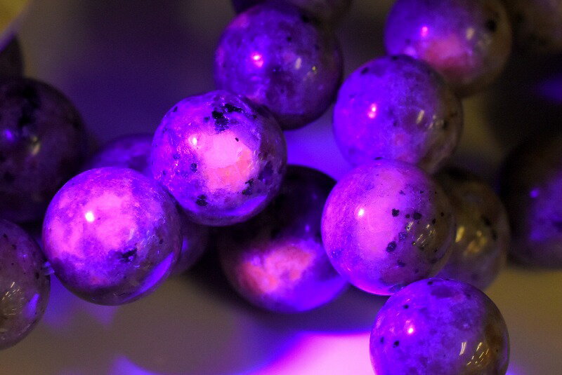 材質ユーパーライト 13.5mm　産地：ミシガン州・スペリオル湖サイズ約13.5mm（±0.5mm）腕周り約16.5cm(伸縮性有り)重さ約56g特徴・意味最新の鉱物を入荷いたしました！！日本ではまだまだ出回っていないユーパーライトですが、...