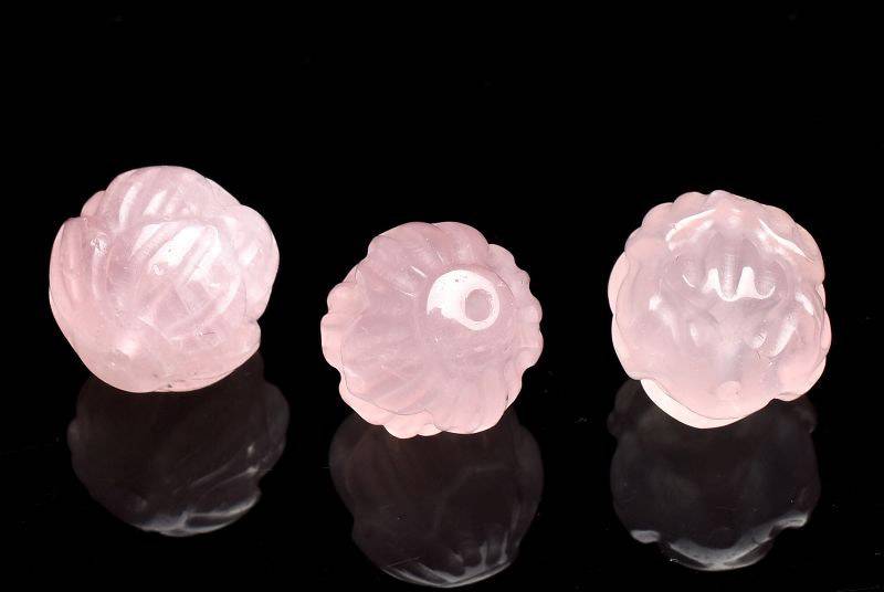 材質ローズクォーツ 9mm 産地：ブラジルサイズ約9mm重さ約3g特徴・意味職人技が光る彫刻が見事です。※蓮の花は古代中国で「俗人に染まらぬ、君子の花」とされており世間に染まらぬ清らかさの意味があるようです。ローズクォーツは、クォーツ（石英...