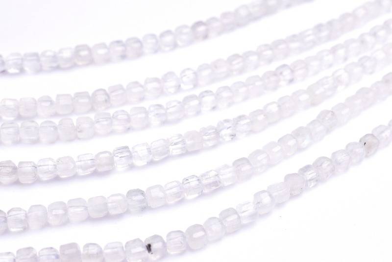 【10％OFF!】素晴らしい輝き！ ブルームーンストーン　2x2mm　キューブカット　1連（約38cm）天然石 パワーストーン ビーズ パーツ _RG533