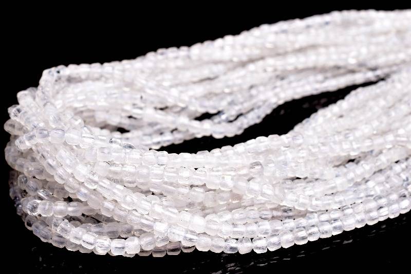 【10％OFF!】素晴らしい輝き！ ブルームーンストーン　2x2mm　キューブカット　1連（約38cm）天然石 パワーストーン ビーズ パーツ _RG533