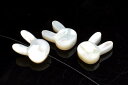 ホワイトシェル 12x8mm うさぎ彫刻(縦穴) 3粒セット ビーズ アクセサリー _T675-2