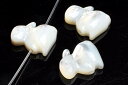 ホワイトシェル 10x12mm うさぎ彫刻(横穴) 3粒セット ビーズ アクセサリー _T685