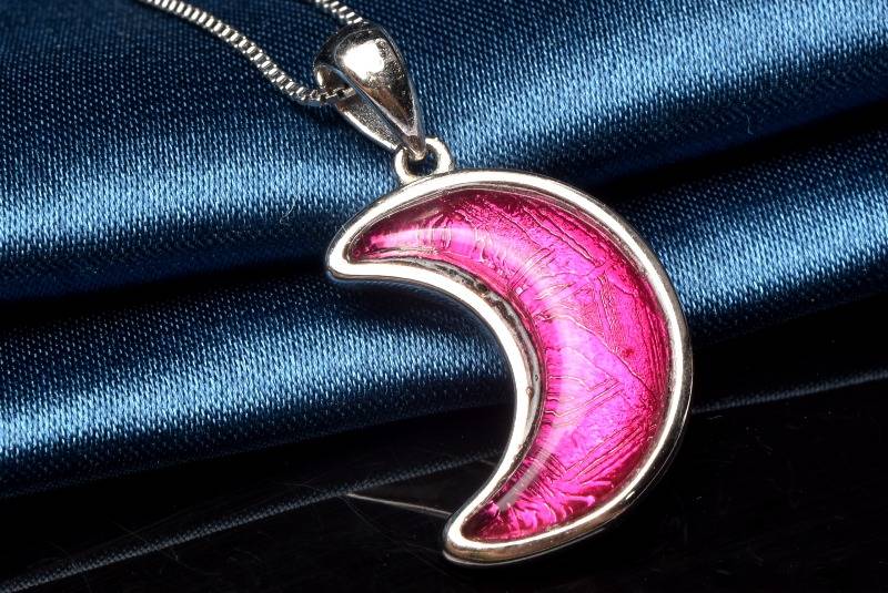 材質ギベオン(メテオライト隕石) 15x11mm 産地：ナミビア・ハルダブ州サイズ約15x11mm重さ約2g特徴・意味ギベオンは、ギベオン隕石と呼ばれ、宇宙から飛来した鉄隕石（メテオライト：meteorite）です。ナミビア共和国のギベオンという地域で1836年に発見されたことから、名付けられました。「メテオライト」という名称の語源は、ギリシャ語で「大気中の現象」という意味の「meteoron」に由来します。パワーストーンとして流通している一般的なギベオンは銀色をしていますが、これは模様を見せやすくするため、表面をロジウムコーティングしているからです。他にもゴールドやピンクゴールドにコーティングされたものもあります。ギベオンの魅力は、ウィドマンシュテッテン構造と呼ばれる美しい結晶パターンです。PT::0000-N.A004006k