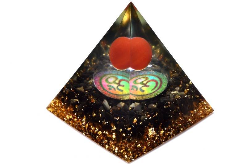 材質赤瑪瑙(カーネリアン) 60x61x59mm 産地：ローズクォーツサイズ約60x61x59mm重さ約107g特徴・意味オルゴナイトとは自然界に存在する生命エネルギーを吸収し、ポジティブなオルゴンエネルギーを発生する変換装置の事です。金属...