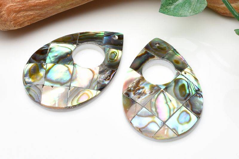 材質アバロンシェル 30x20mm 産地：ニュージーランドサイズ約30x20mm重さ約3g特徴・意味特有の虹色の彩色が美しいルースです。穴あきタイプなのですぐにペンダントトップやピアスとしてご活用いただけます。レインボーアバロンシェルはアワビ貝の一種で、採取された状態では普通の白っぽい貝殻ですが、長時間ていねいに手磨きをかけることで、色とりどりの光沢をまといます。その美しさゆえに「海のオパール」と呼ばれるようになり、パウア貝を使った指輪やペンダントなどの宝飾品が盛んに作られています。【恋愛運】【人間関係】【癒やし】【安産・子宝】LS::0000-N.A0000PPk