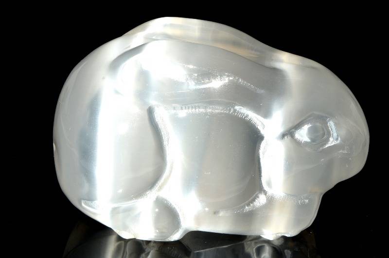 セレナイト(透石膏) 73x44x47mm うさぎ彫刻 天然石 パワーストーン 置物...