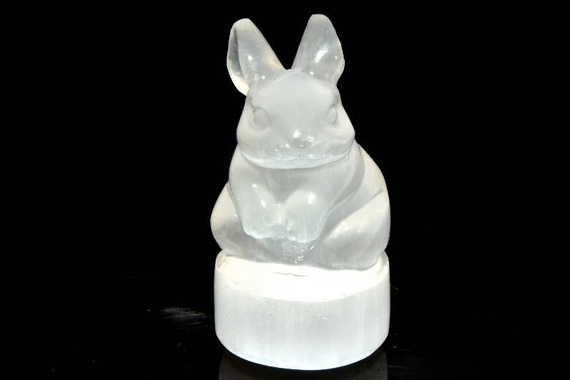 セレナイト(透石膏) 25x25x47-50mm うさぎ彫刻 天然石 パワーストーン ...