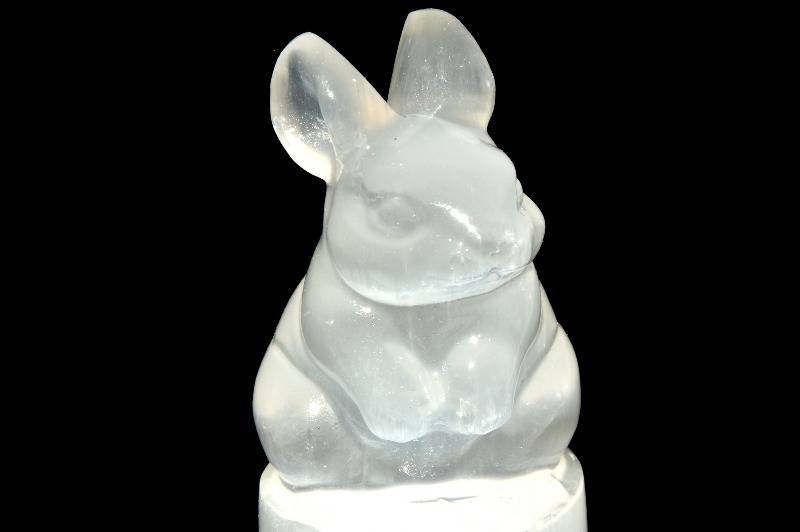 セレナイト(透石膏)　25x25x47-50mm　うさぎ彫刻 天然石 パワーストーン 置物 1個売り _CRG126【宅急便のみ】