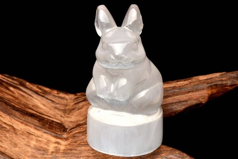セレナイト(透石膏)　25x25x47-50mm　うさぎ彫刻 天然石 パワーストーン 置物 1個売り _CRG126【宅急便のみ】