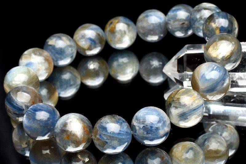 材質カイヤナイトインフックサイト 12mm 産地：ブラジルサイズ約12mm(±0.5mm)腕周り約16.5cm(伸縮性あり)重さ約49g特徴・意味カイヤナイトとフックサイトが共生しているレア鉱石です。それぞれの特有の輝きが楽しめます。カイヤナイトは和名を藍晶石（らんしょうせき）と言います。カイヤナイトの中でも鮮やかで発色が良く、透明感を持つものほど高品質です。カイヤナイトをよく観察してみると、何本ものラインが見えますが、これは一定の方向に入った結晶が何重にも重なった層のように見えています。この層に対して、どの方向から力を与えるかによって硬度が変わってきます。この性質から二硬石（ディスシーン：Disthene）と呼ばれ、これにより、加工が大変難しくなっています。カイヤナイトの語源はギリシャ語で「青色」を意味する「kyanos」からきています。【金運・仕事運】【学業成就】BL::1112-N.A002004k