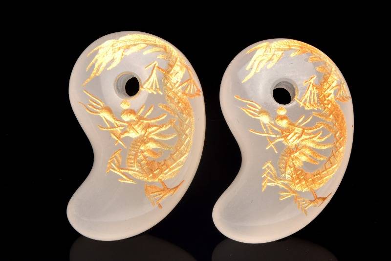 五爪皇帝龍 白玉(ホワイトネフライト)　31x20mm　金彫青龍 勾玉 天然石 パワーストーン ルース ハンドメイド 1個売り _PRG1907