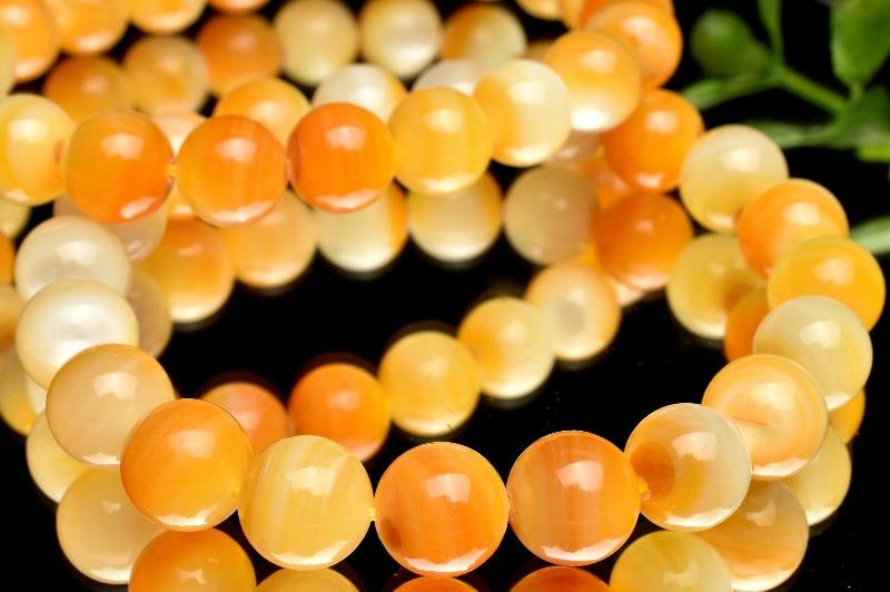 材質ゴールデンマザーオブパール 5.5mm 産地：オーストラリアサイズ約5.5mm(±0.5mm)腕周り約15.5cm(伸縮性あり)重さ約9g特徴・意味高発色でバラしてハンドメイドのパーツにするのもオススメです。マザーオブパールはその名の通り、「真珠の母貝」、つまり真珠を作る際にその母となる貝です。一般的に白蝶貝と言われることもありますが、白蝶貝に限らず真珠の母貝となりうる貝殻全般を指します。【恋愛運】【人間関係】【癒やし】【安産・子宝】BL::0506-N.A0PP002k