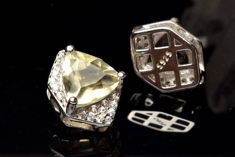 乐天商城 - Silver925◇宝石質 リビアングラス　8x8mm　トライアングルカット ロンデル パーツ(貫通穴) ペンダントトップ ハンドメイド 1個売り _PRG2121